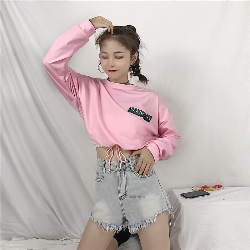 Áo croptop tay dài rút dây ở eo in chữ