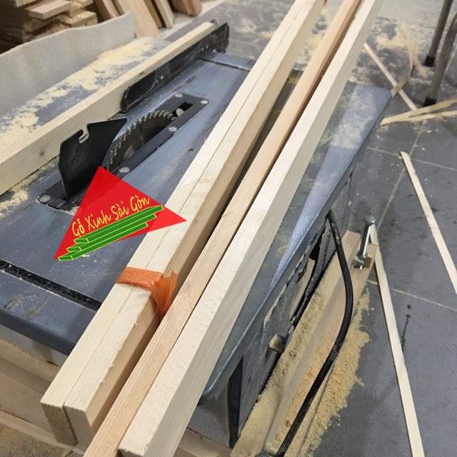 Bó 2 thanh gỗ dài 1m, rộng 4cm, dày 1.5cm làm khung sườn