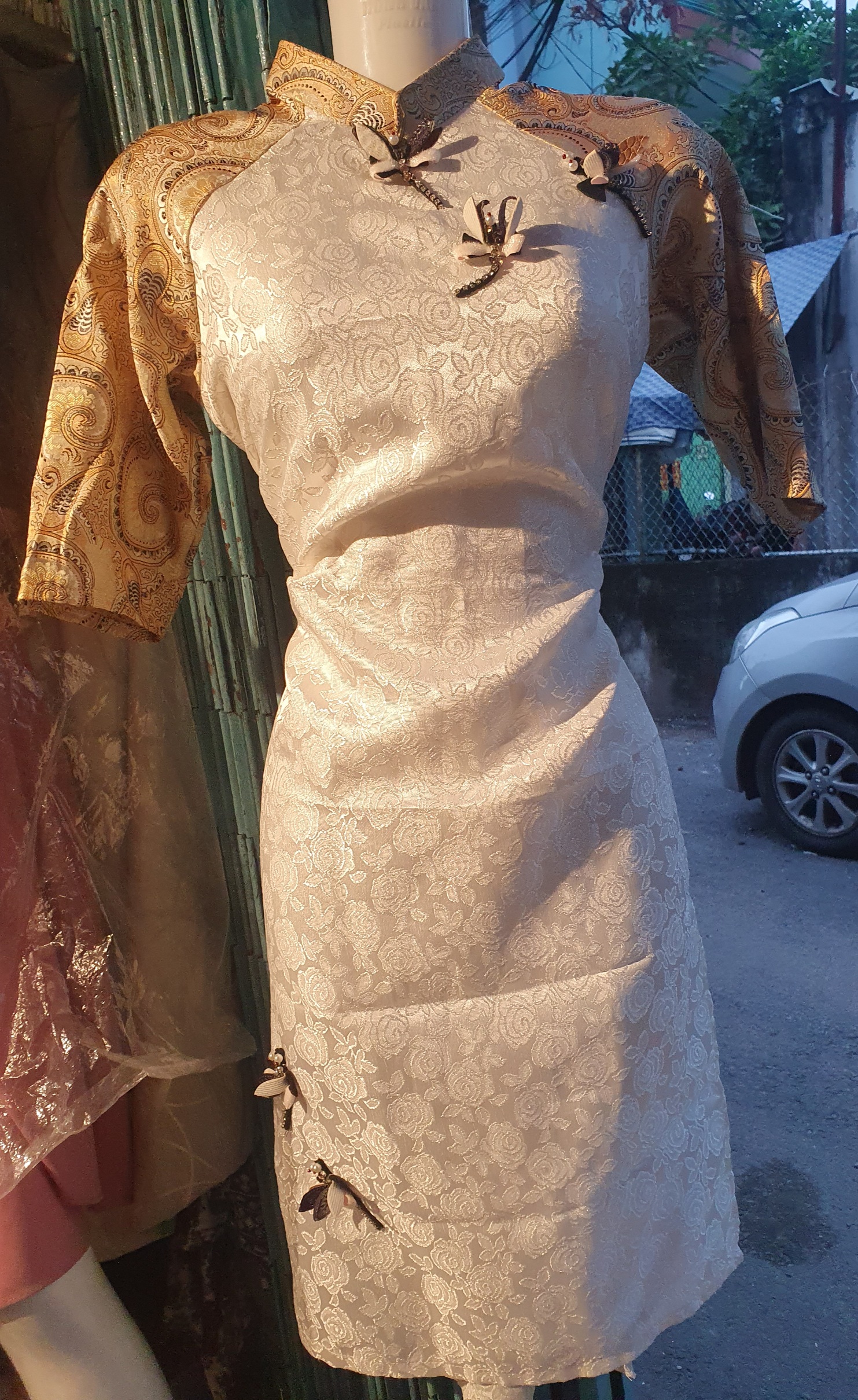 Áo dài cách tân màu trắng tay vàng 3 con chuồng chuồng