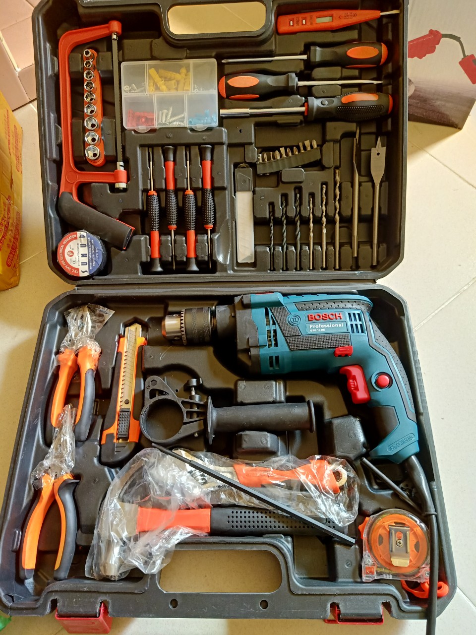 Bộ máy khoan valy Bosh 910W tặng bộ đồ nghề chuyên dùng gồm nhiều phụ kiện tiện lợi
