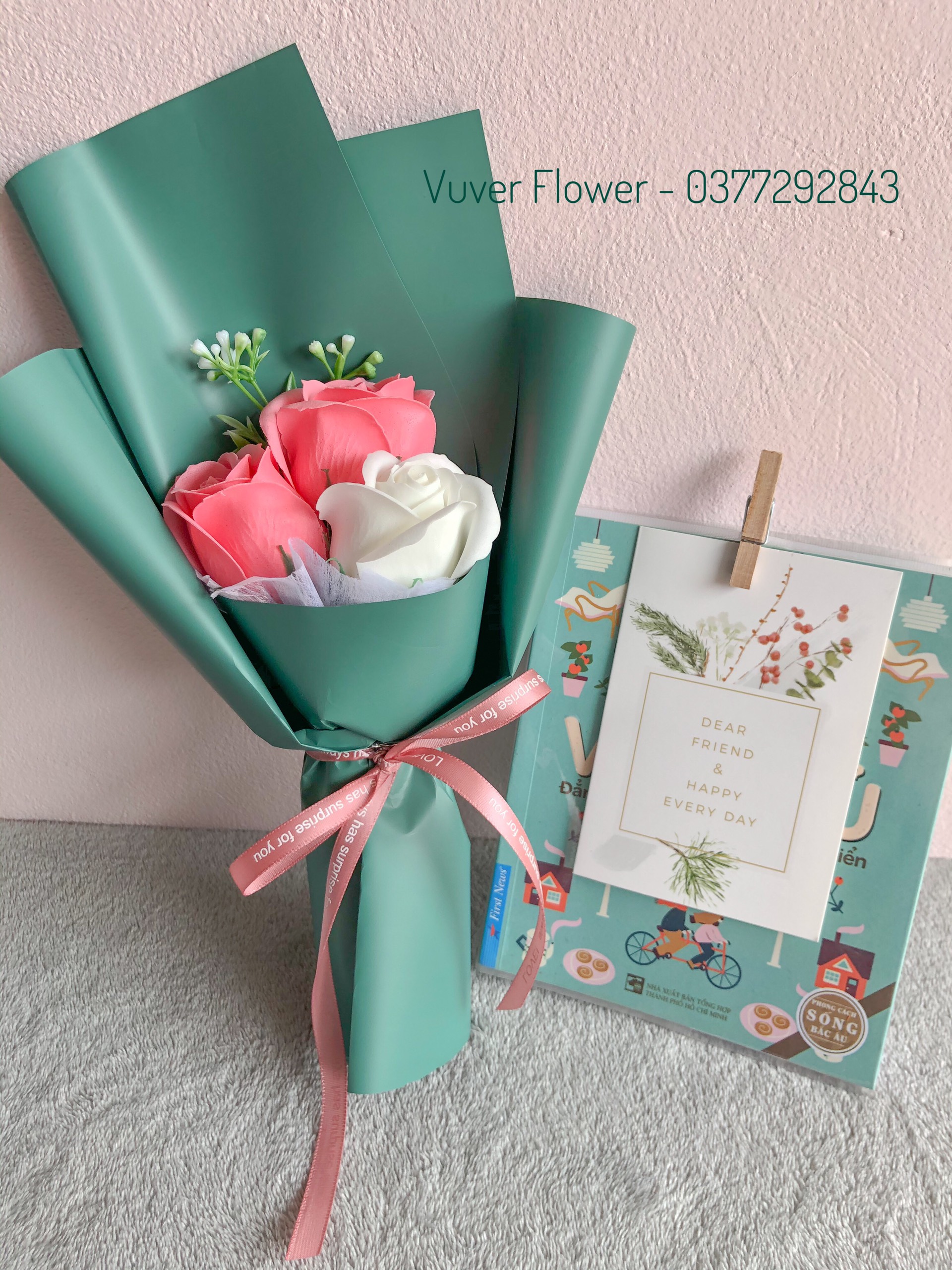 (Quà tặng bạn bè) Bó hoa sáp 3 bông hồng cao cấp (tặng thiệp) - ảnh thật, màu sắc rực rỡ, độ bền màu khoảng 1 năm, mùi thơm nhẹ dễ chịu, hình thức giống hoa thật