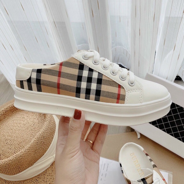 Giày nữ giày sneaker nữ kiểu sục; kiểu dáng trẻ trung kẻ sọc; Chất liệu ổng hợp; độn đế 3cm đi êm chân; Dễ phối với quần jean