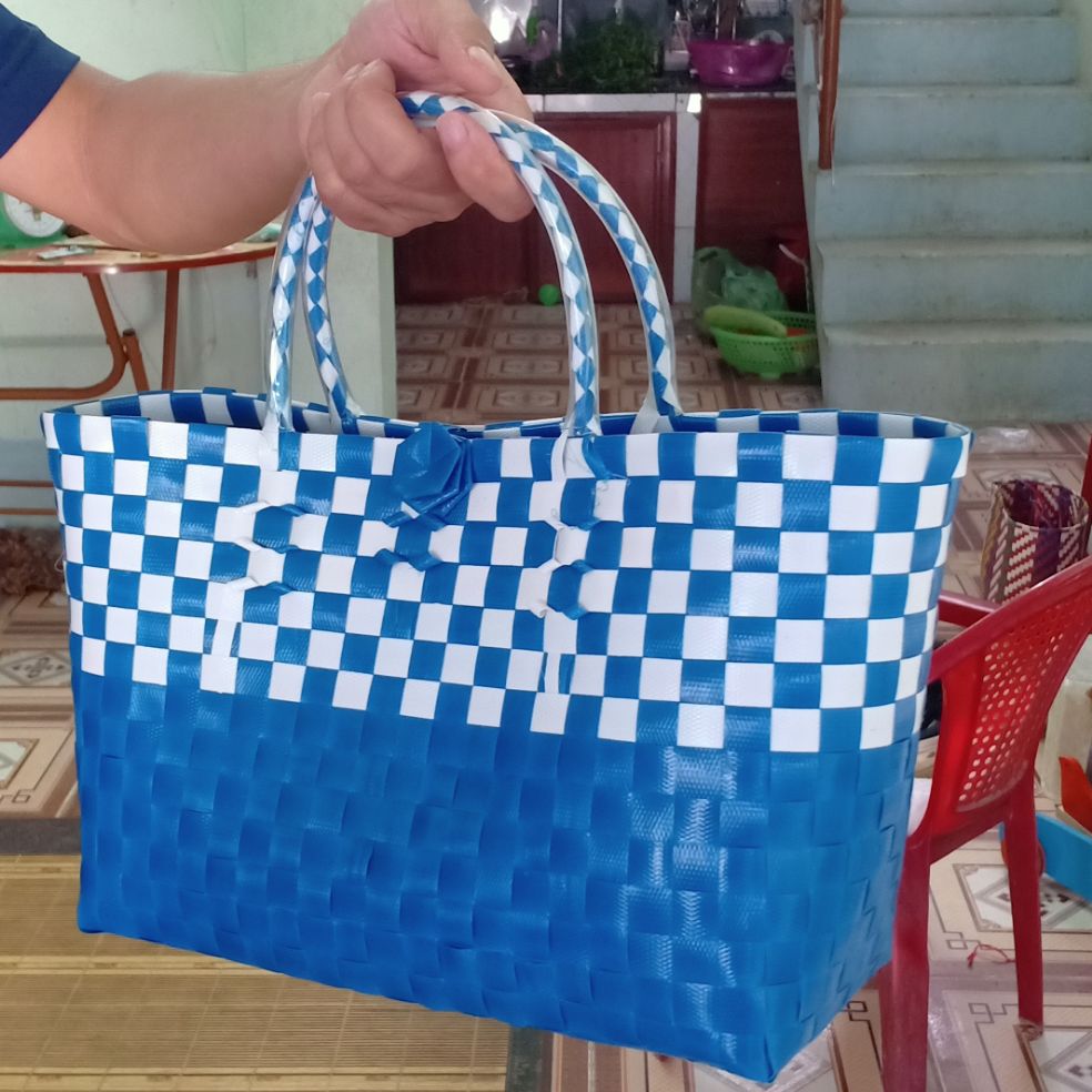 giỏ xách nhựa đan tay màu xanh trắng, làn đi chợ, làn đan tay, giỏ đi chợ, đi chơi