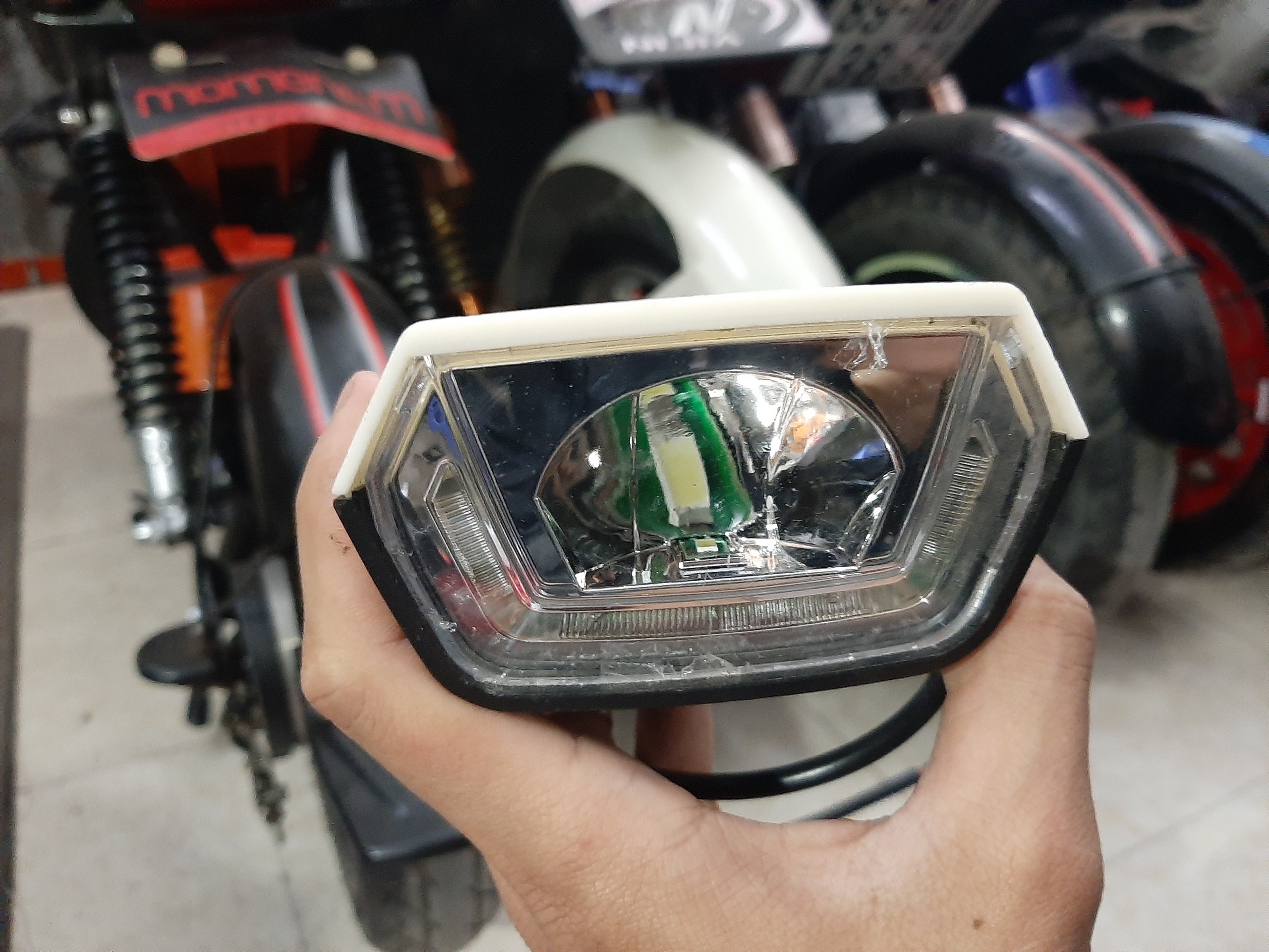 Bộ Đèn Gầm 133s Plus  2in 1 có sẵn còi điện có thể lắp cho các loại xe điện