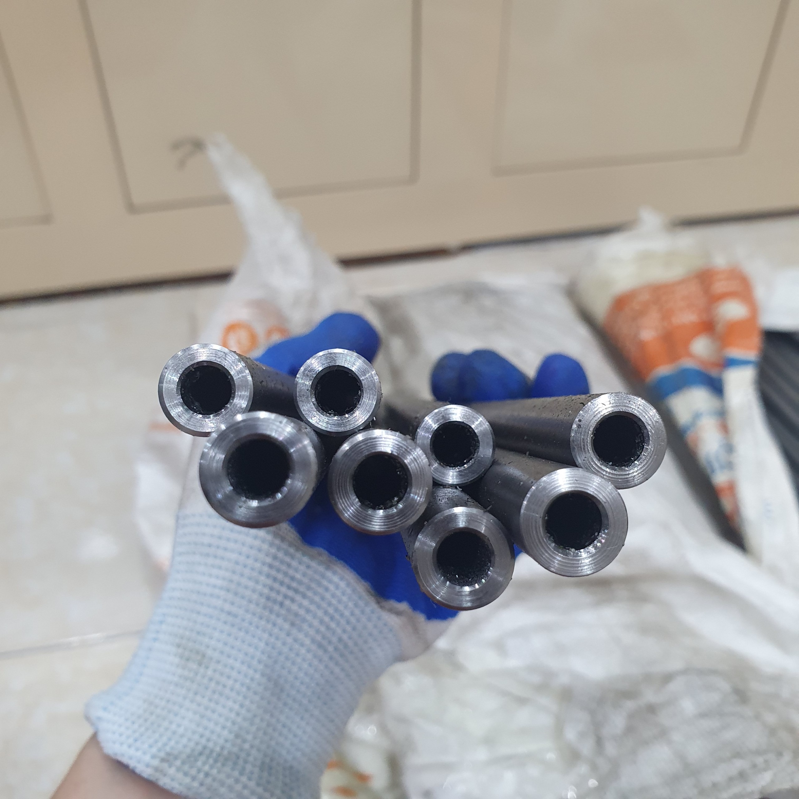 Ống thép lỗ 6.4 phi 12 dài 60cm vừa khít bi sau xe đạp