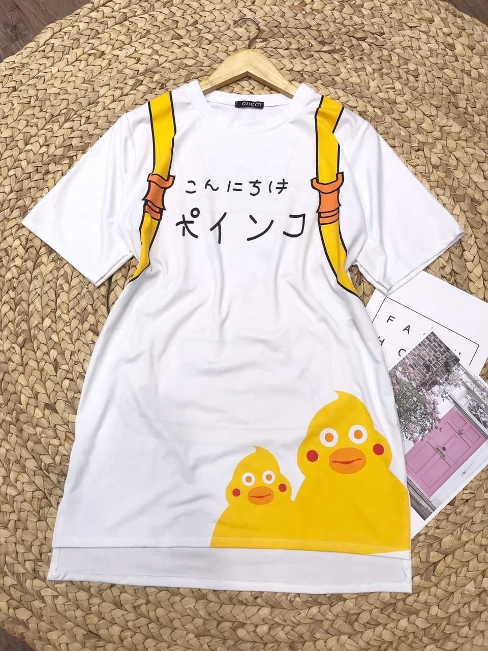 Áo thun cotton form dài in hình chú vịt đeo balo