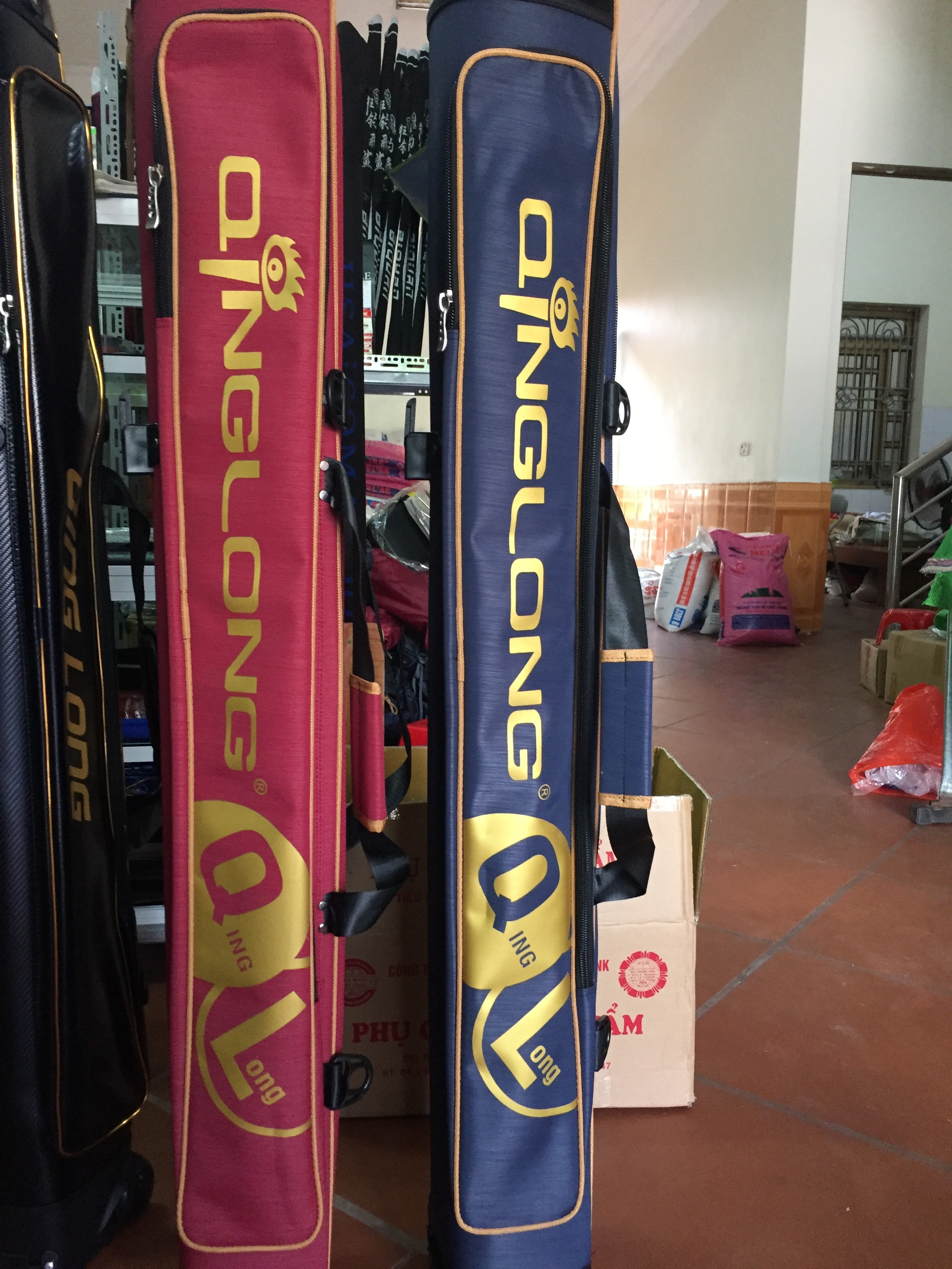 Túi đựng đồ câu của hãng qinglong dài 1,3m túi có chân chống 3 ngăn chính, 3 ngăn phụ.