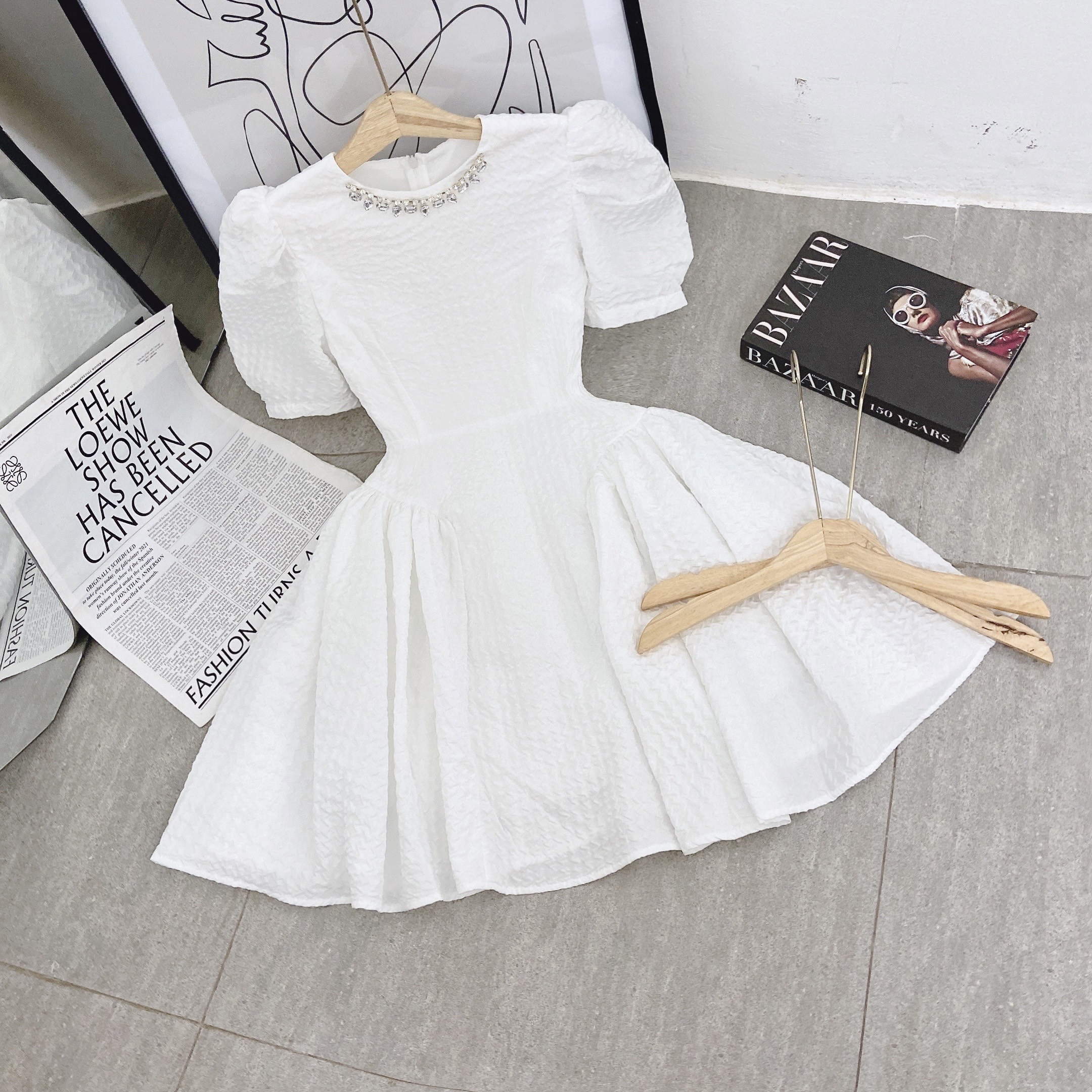 Đầm nữ váy nữ thiết kế, đầm trắng xoè chất gấm xốp đính đá sang trọng Freesize - Hari Boutique