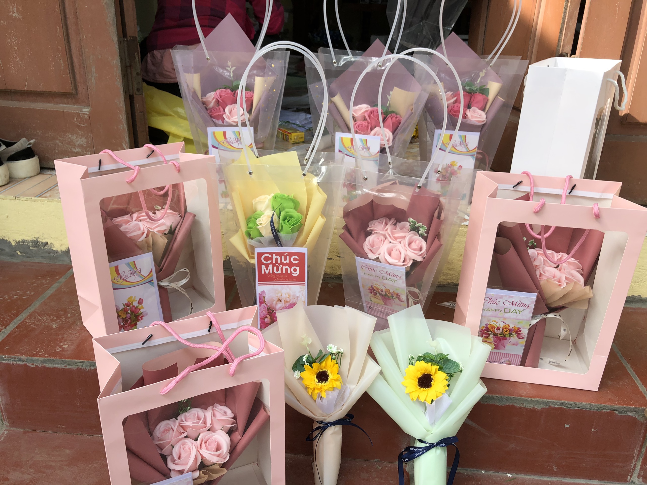 Túi kính chữ nhật đựng hoa hoặc quà tặng (35*25*15cm), có 2 quai xách, phù hợp đựng hoa sáp, quà tặng, gấu nhỏ, sách