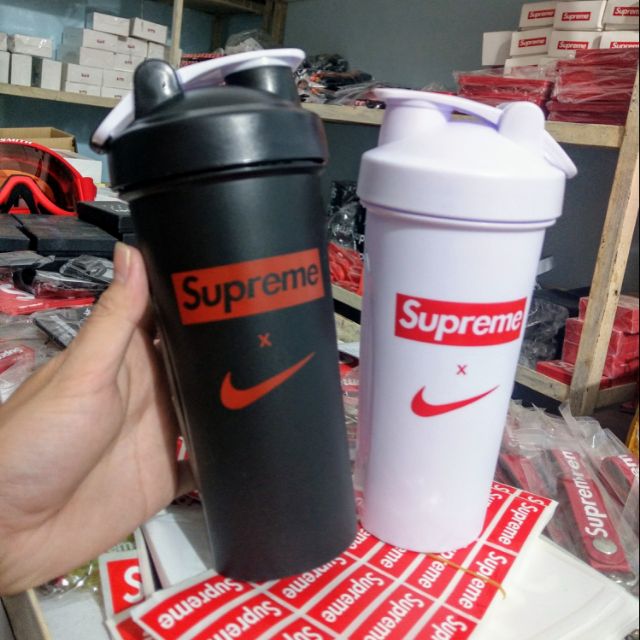 Bình nước Nike x Supreme