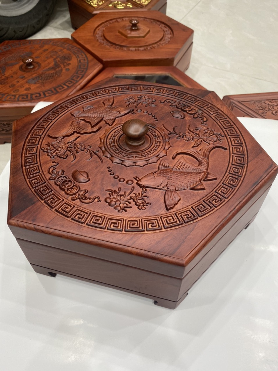 Khay Đựng Bánh Kẹo Ngày Tết bằng Gỗ Hương Cao Cấp Trạm Song Ngư- Lục Giac - khay đựng mứt tết bằng gỗ