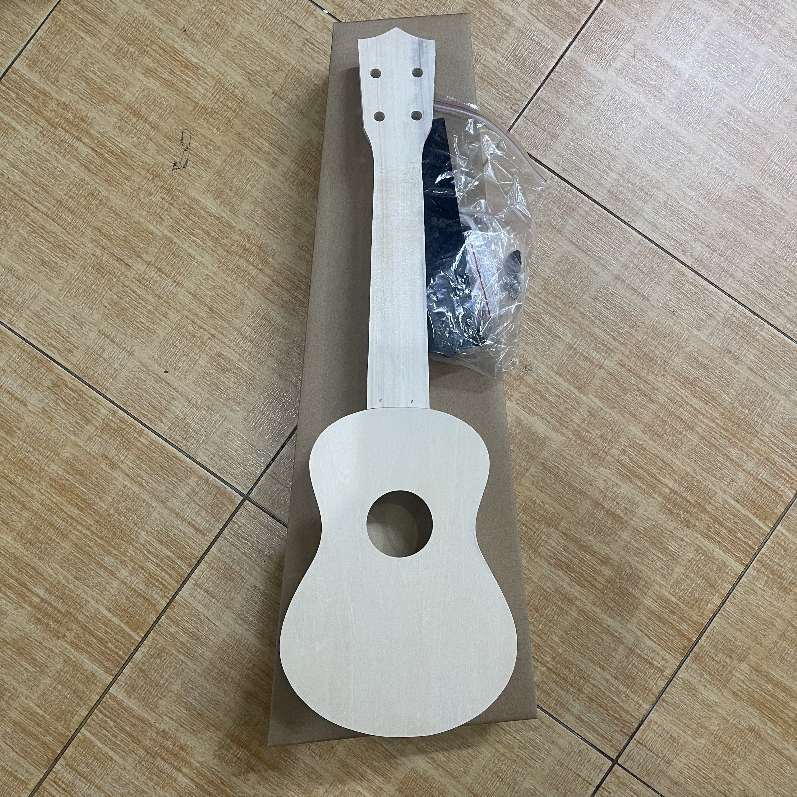 ĐÀN UKULELE GRAFFITI GỖ THỊT TỰ TRANG TRÍ - HÀNG CÓ SẴN
