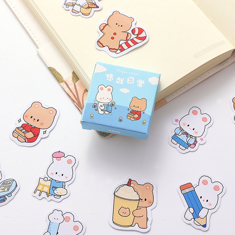 Hộp 45 sticker gấu, tem có sẵn keo dán ở mặt sau, hình in dễ thương sắc nét