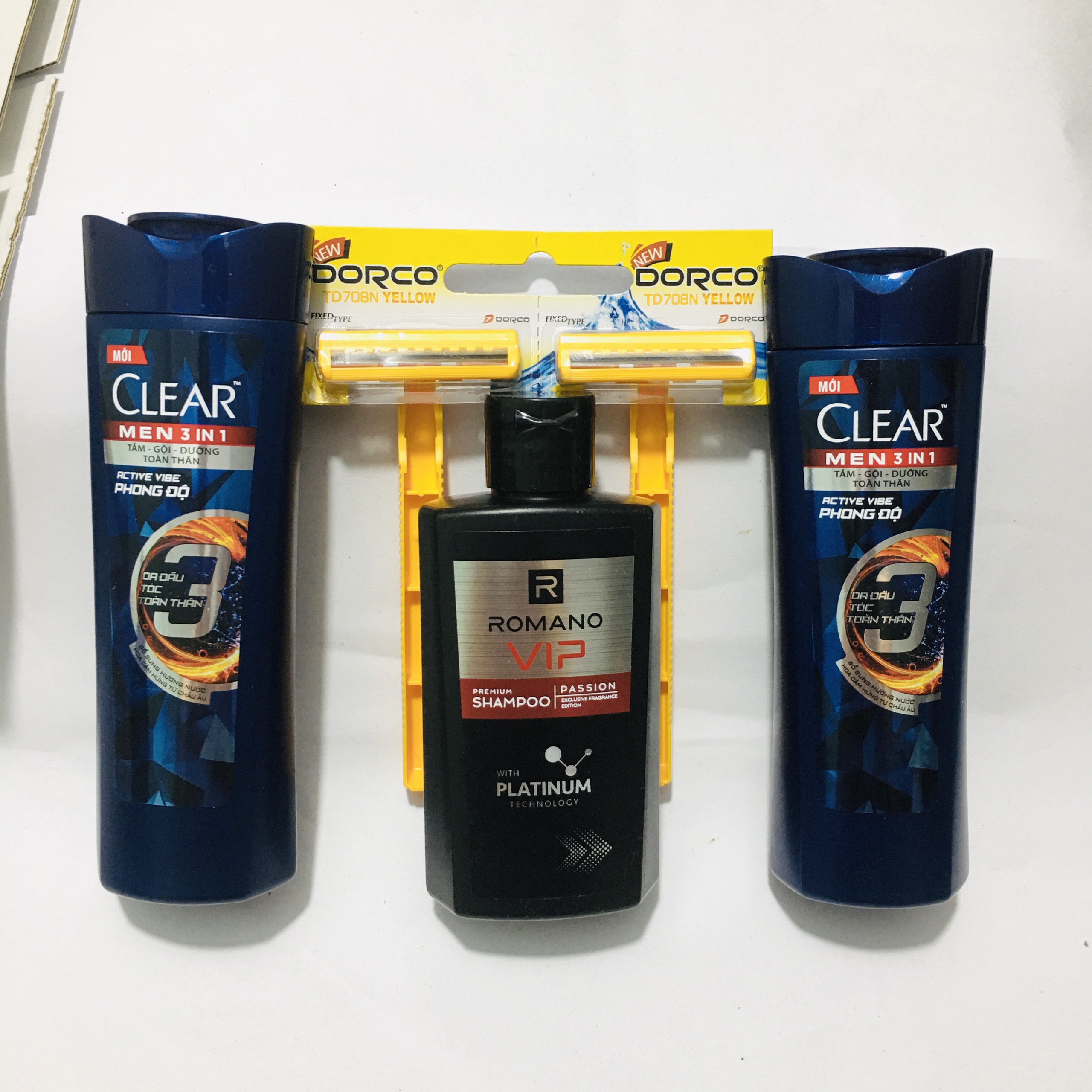 [HCM]Mua trọn bộ 3 món gồm : 2 chai dầu gội sạch gàu Clear men 70ml + 1 chai dầu gội đầu romano vip 60g Tặng 2 cây dao cạo râu
