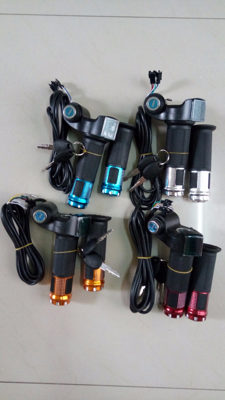 Tay ga đa năng MÀU ngẫu nhiên, tay ga báo vôn, có khóa điện , có nấc bật đèn chiếu sáng, dùng cho tất cả các loại điện áp.