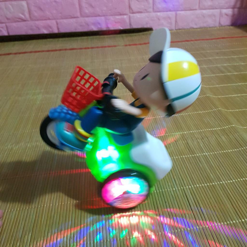 Đồ chơi em bé đi xe đạp xoay 360 độ có đèn và nhạc