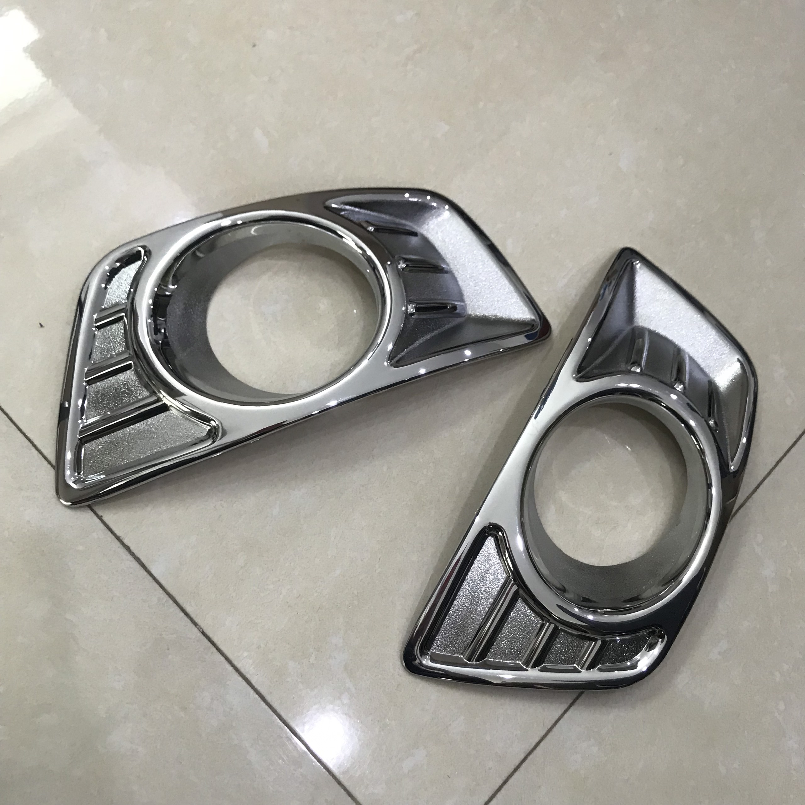 Bộ 2 ốp viền đèn gầm mạ crom xe Kia Carens đời 2007 đến 2015.