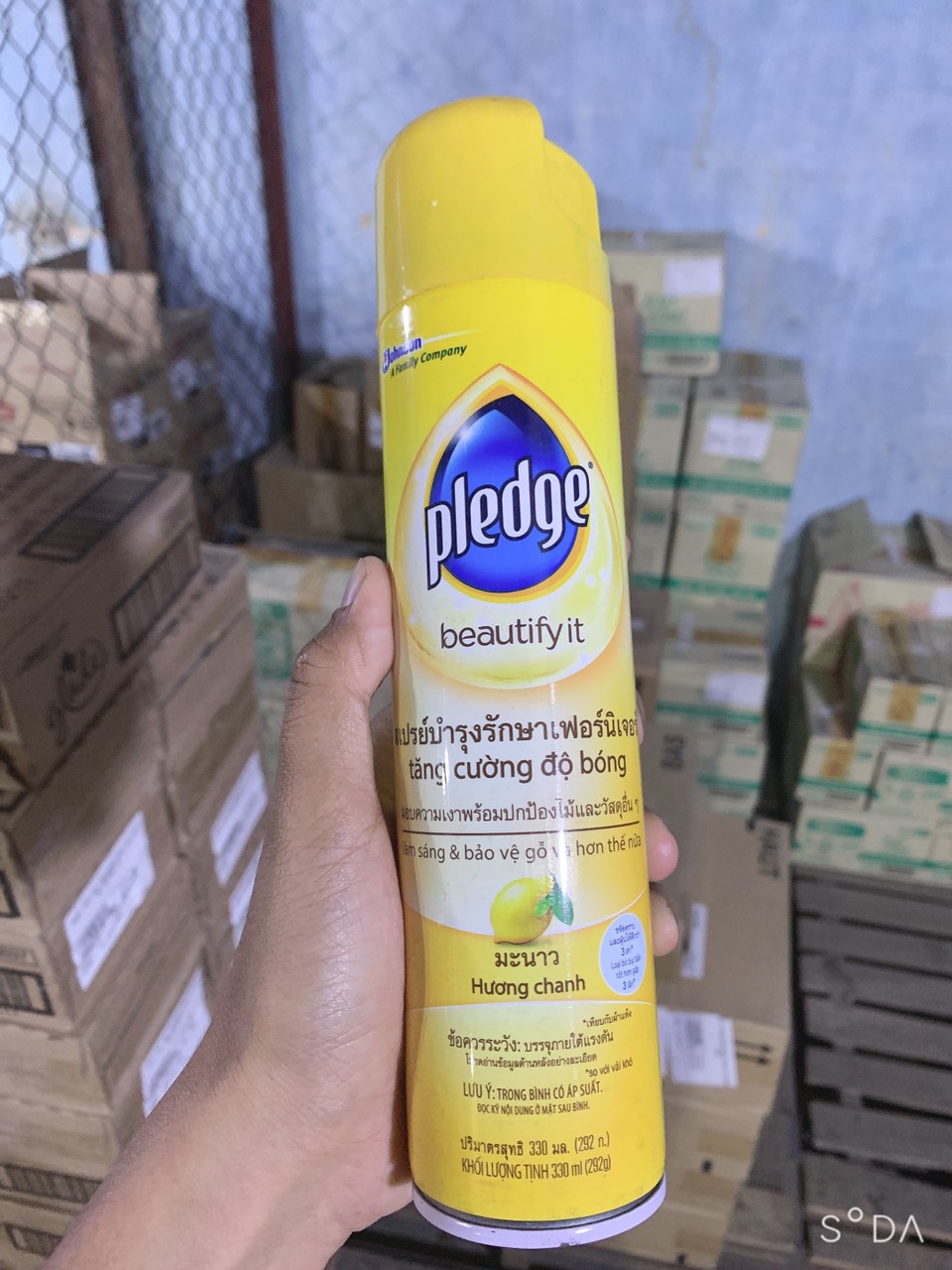 Xịt bóng gỗ Pledge Hương Chanh