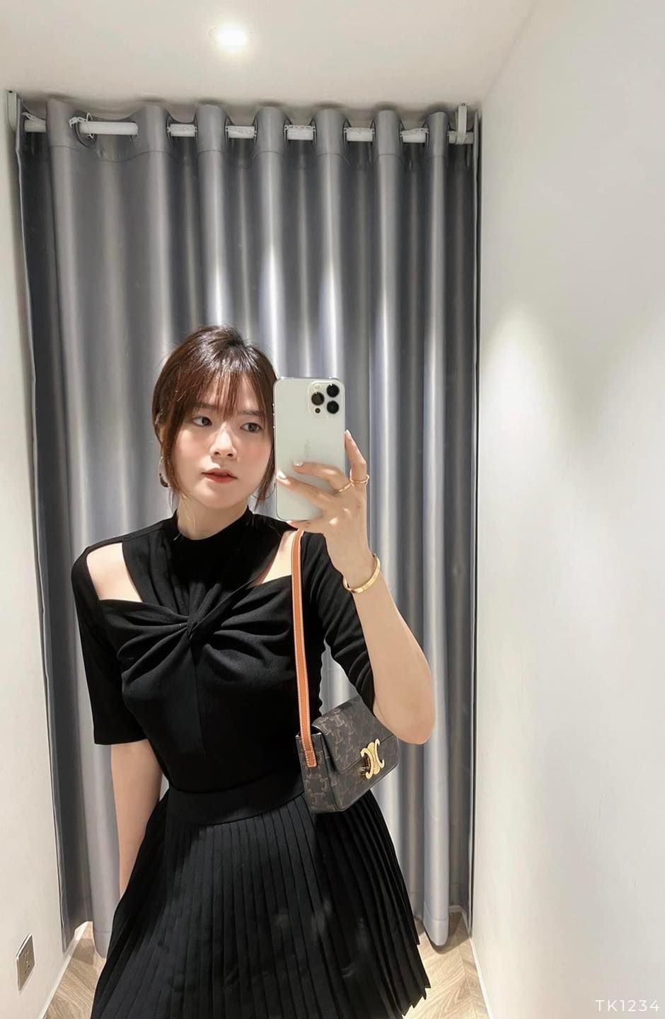 Áo thun xoắn ngực tay lỡ khoét vai