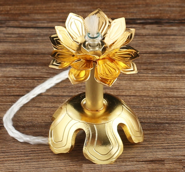 Đèn bấc bằng đồng vàng bảo liên đăng, dùng trong việc thờ cúng tạo không gian trang trọng ấm cúng