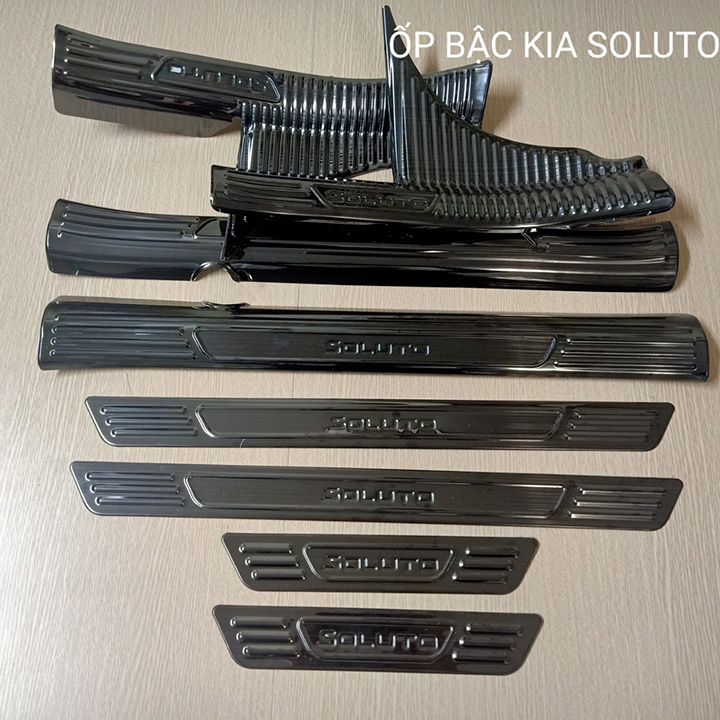 Ốp bậc titan chống trầy xước bậc cửa xe ô tô Kia Soluto có sẵn miếng dán