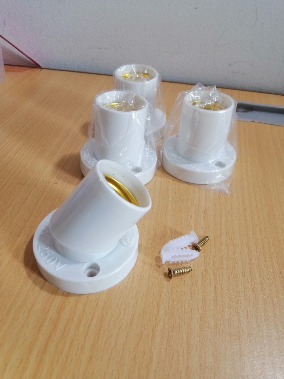 Đui đèn E27 áp tường xoay 45 độ kèm vít
