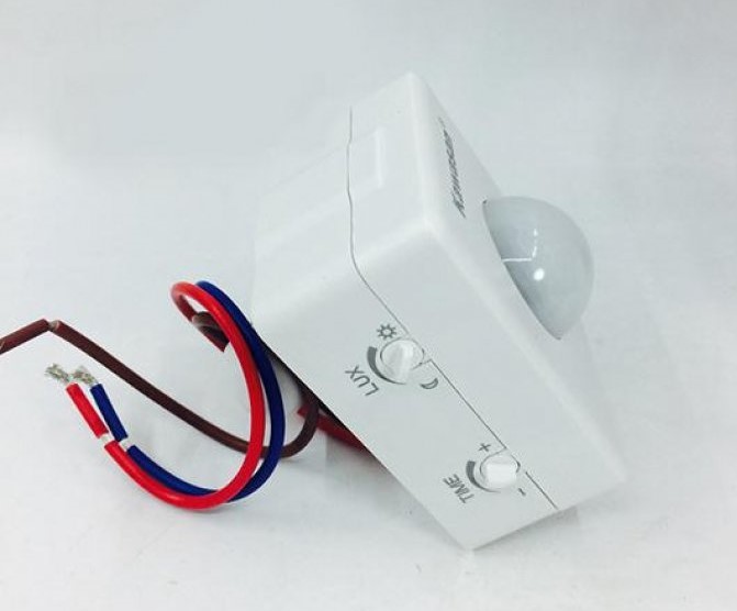 Công tắc cảm ứng thông minh nổi tường SS69B