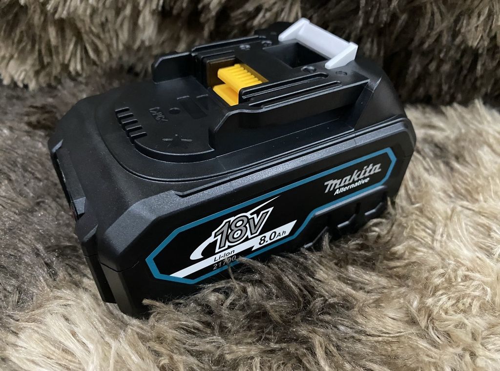 Pin makita 18v dung lượng 8ah cell samsung 40t cell 21700 , nhận sạc zin, có led báo pin, cải tiến dùng cho máy bê tông hr244