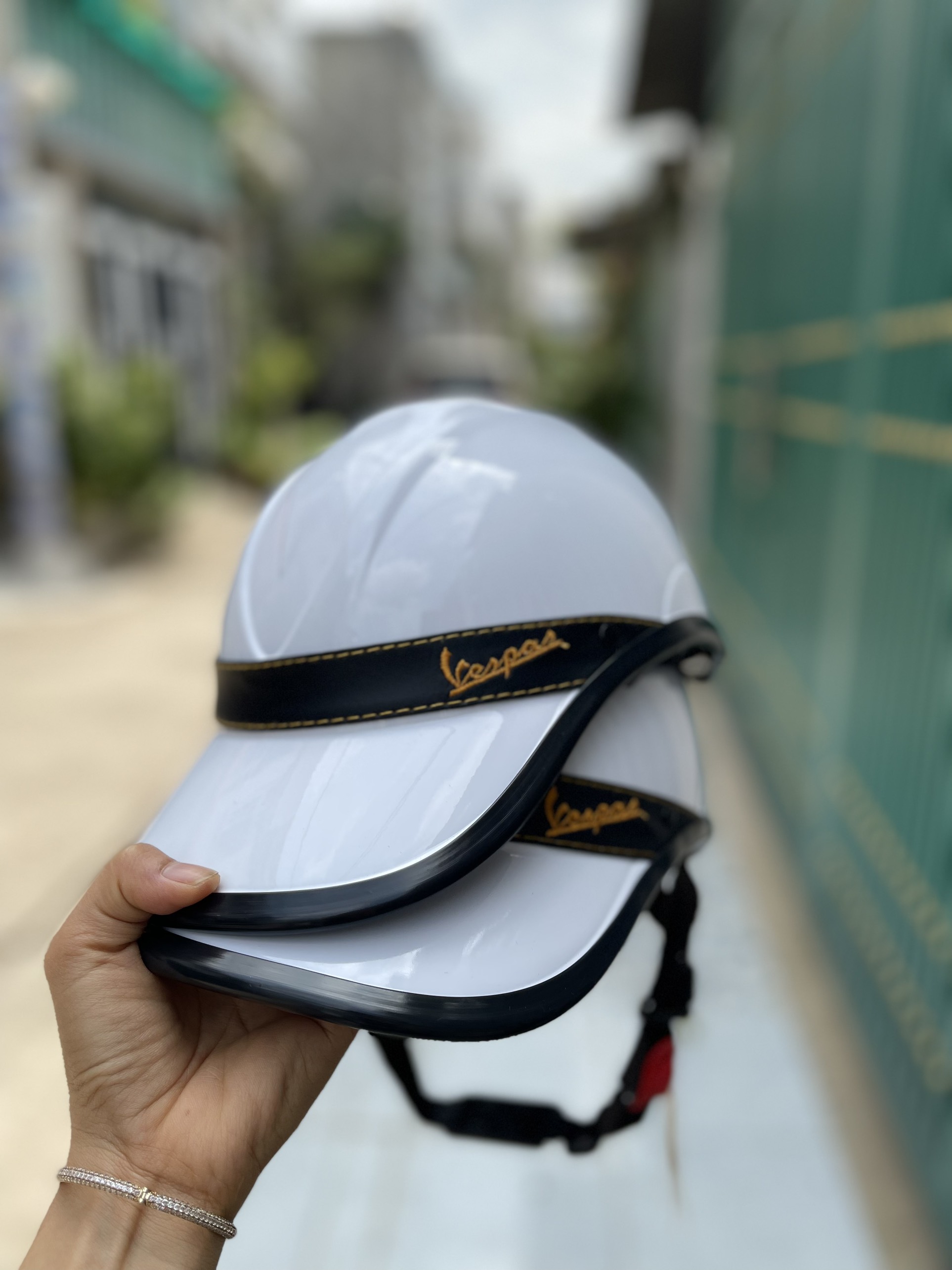 Nón bảo hiểm kết  vespa xẻ đầu thoáng mát, chất liệu nhựa dẻo bền chắc, phối màu đẹp,