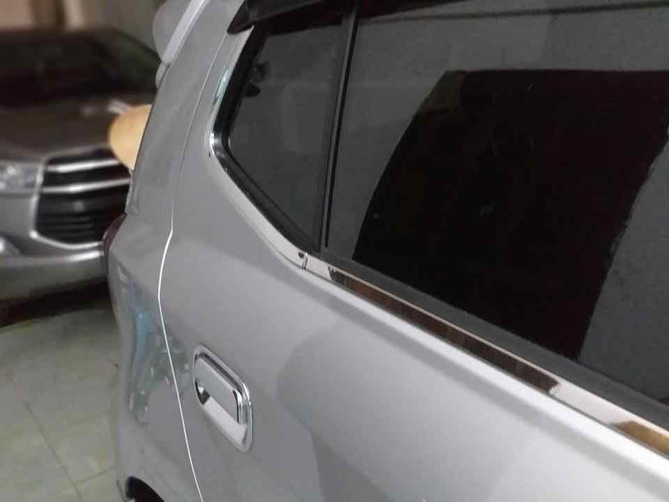 nẹp chân kính inox cao cấp cho xe toyota wigo