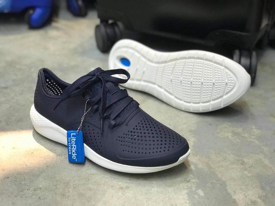 Giày nhựa buộc dây Crocs. Literide Pacer (Xanh đen)
