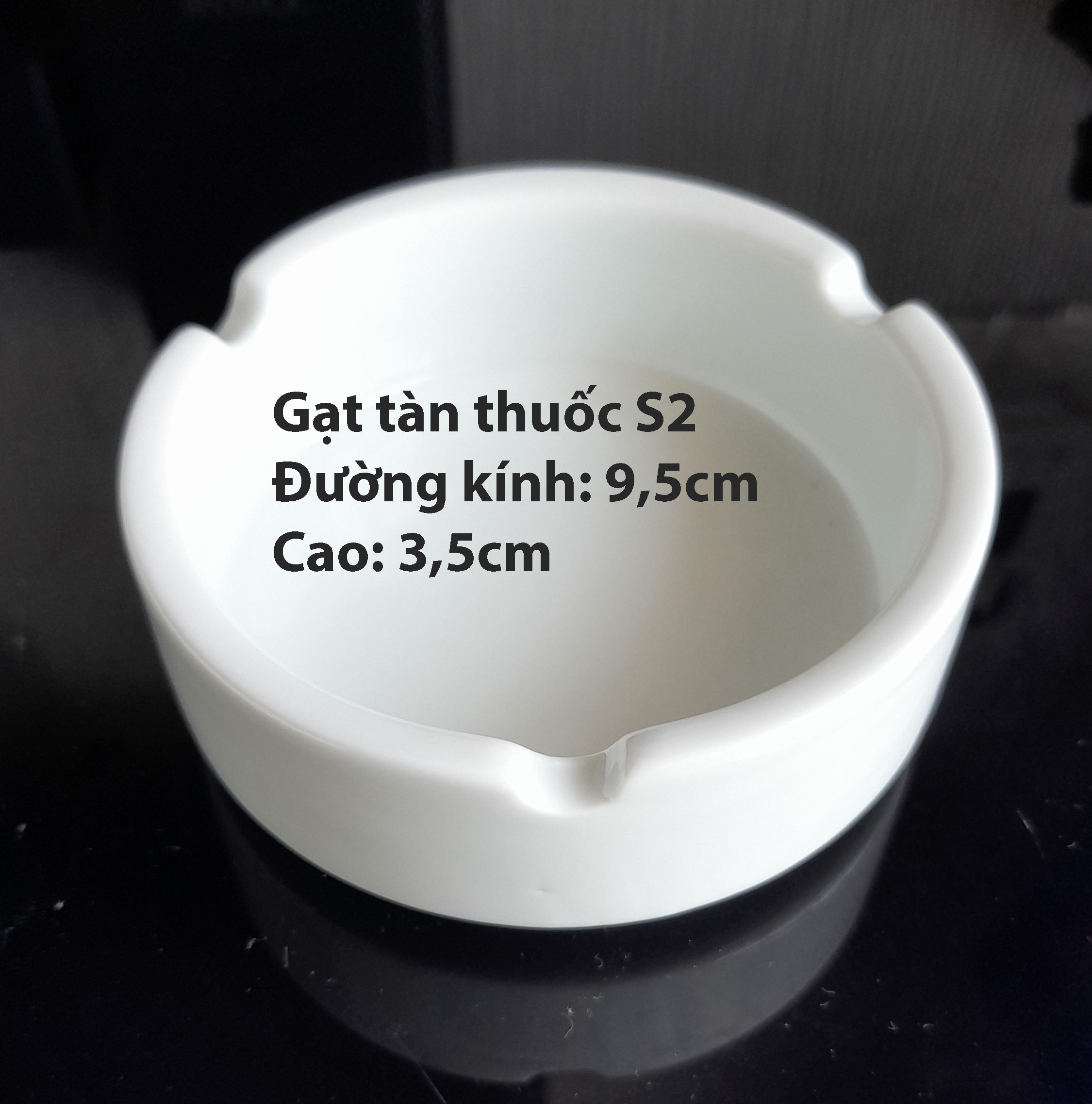 Gạt tàn gốm sứ, hình tròn, đường kính 9cm, cao 3cm, men trắng bóng đẹp
