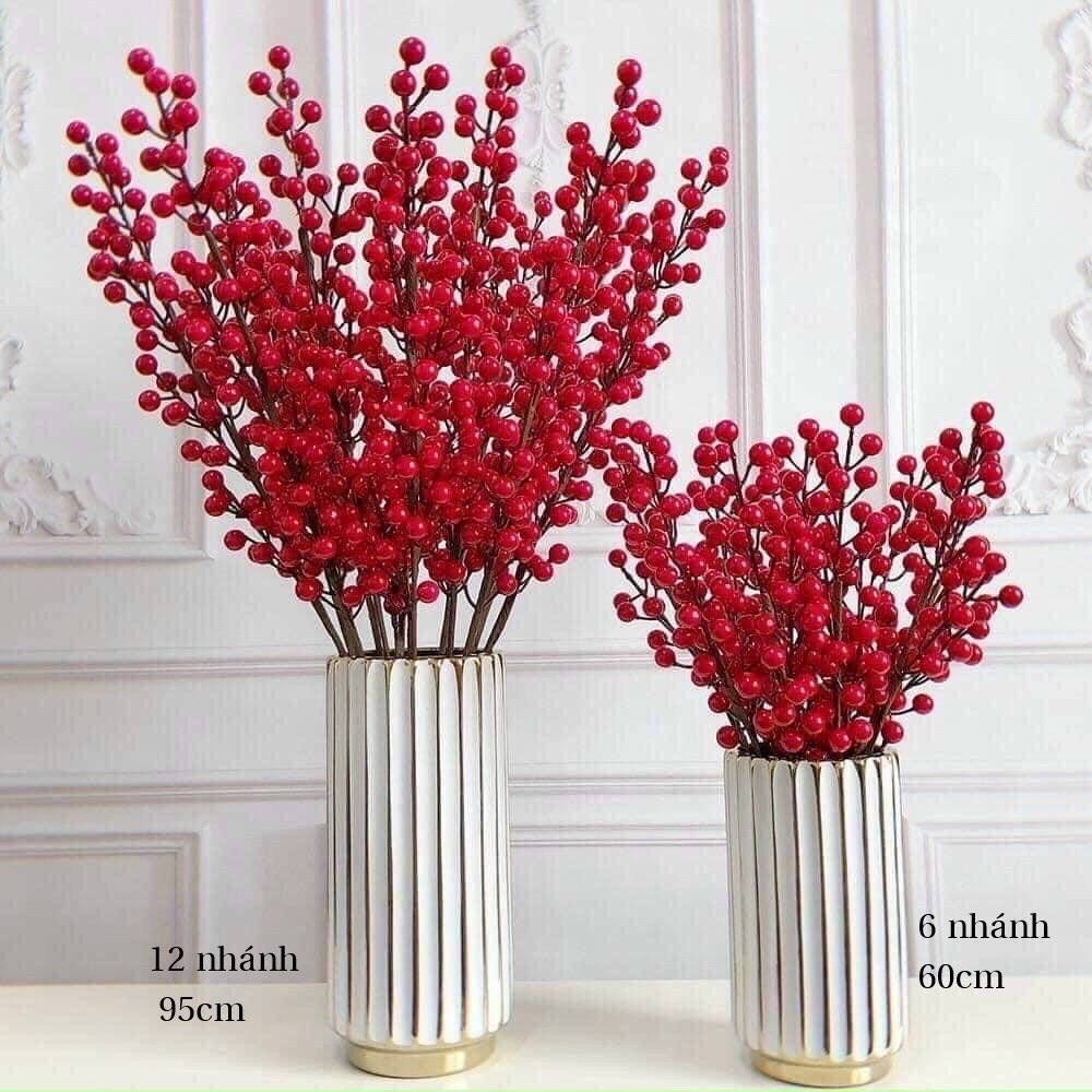 Cành đào đông đỏ chery may mắn trang trí tết màu sắc tươi kết hợp với hoa làm cho bình hoa tết trong nhà thật đặc biệt