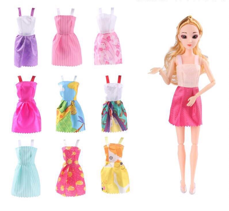 Búp bê và 9 đầm