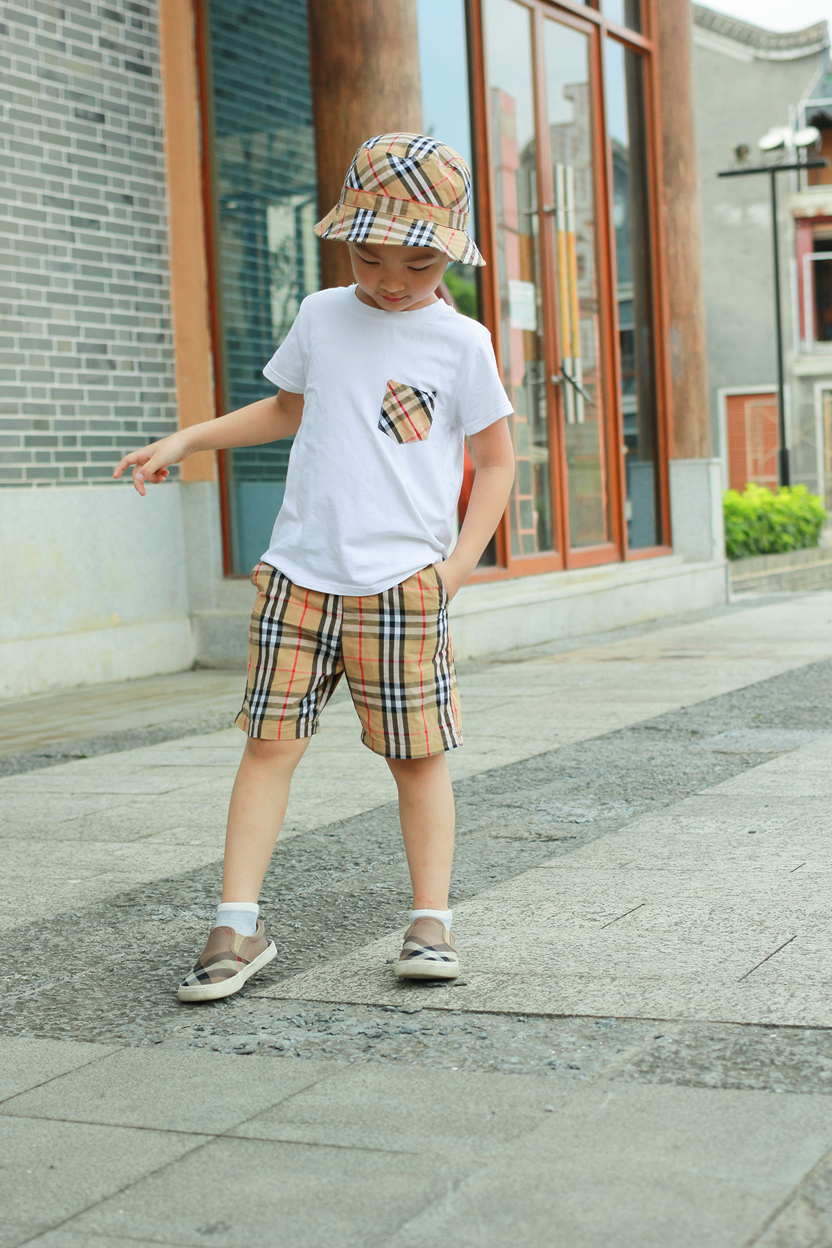 Bộ Quần Áo Bé Trai Ngắn Tay Cổ Tròn Phối Túi Ngực In Họa Tiết Burberry Thời Trang Ankids SET B1002H2