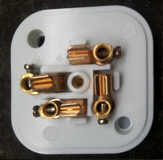 Ổ cắm zm14-16 3 pha 4 lổ dẹt 16a 440v