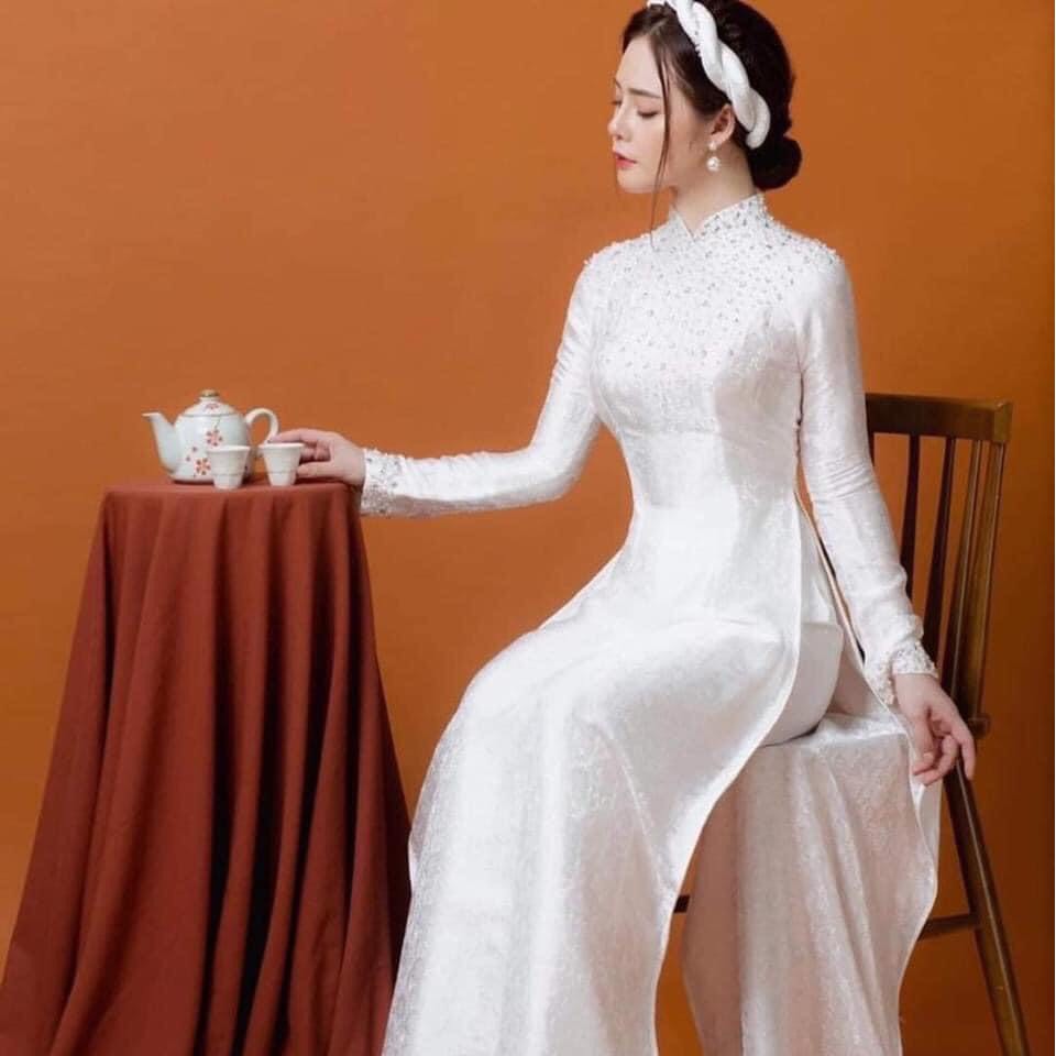 Bộ áo dài gấm tơ màu trắng đính kết tay cổ, áo dài cô dâu, áo dài mặc cưới