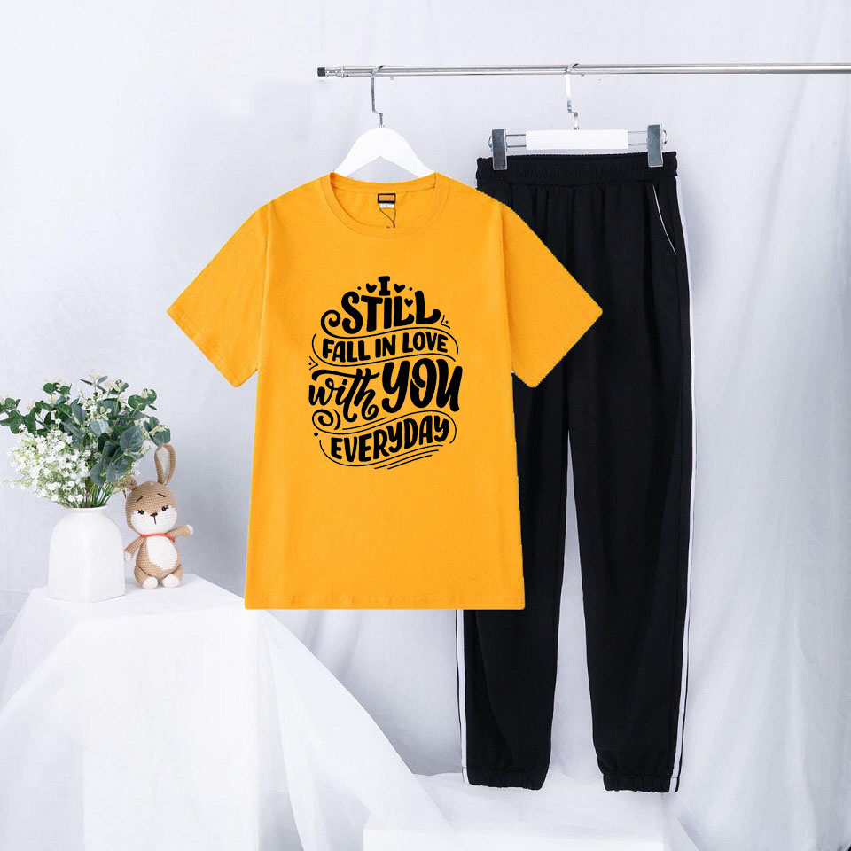 Sét Bộ Đồ Quần Áo Thời Trang Uzlzzang Nữ Ngắn Tay Mùa Hè Siêu Xinh Cute Mặc Đi Chơi Dạo Phố, Áo Vàng Cotton In Họa Tiết Chữ Still Fall In Love Quần Thun Sọc Bo Gấu Phong cách