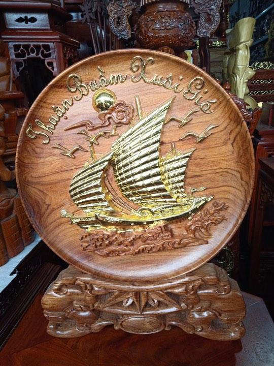 Đĩa trang trí THUẬN BUỒM XUÔI GIÓ bằng gỗ hương đường kinh 30 cm