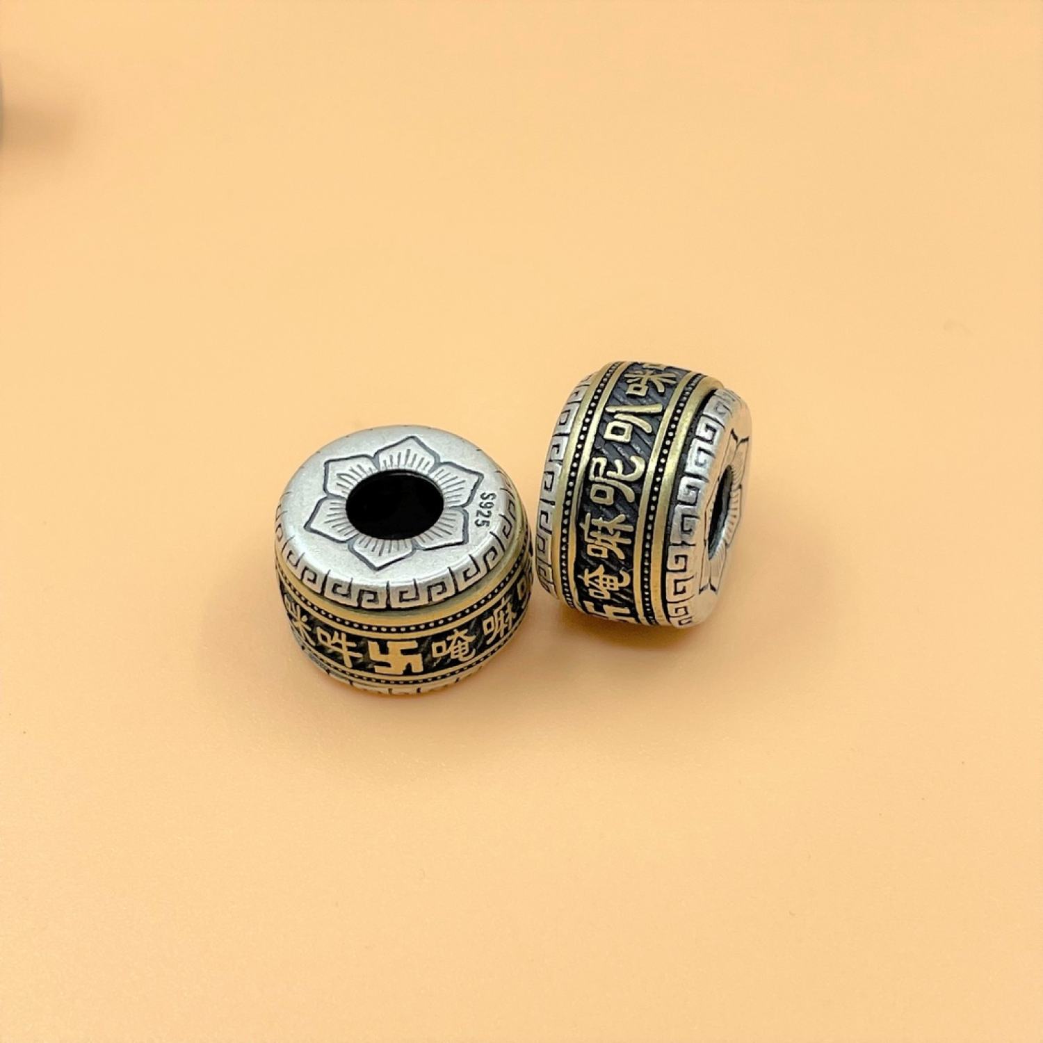 Charm nối xoáy khắc oṃ maṇi padme hūṃ trong kinh phật - charm bạc 925 - mã ca1035