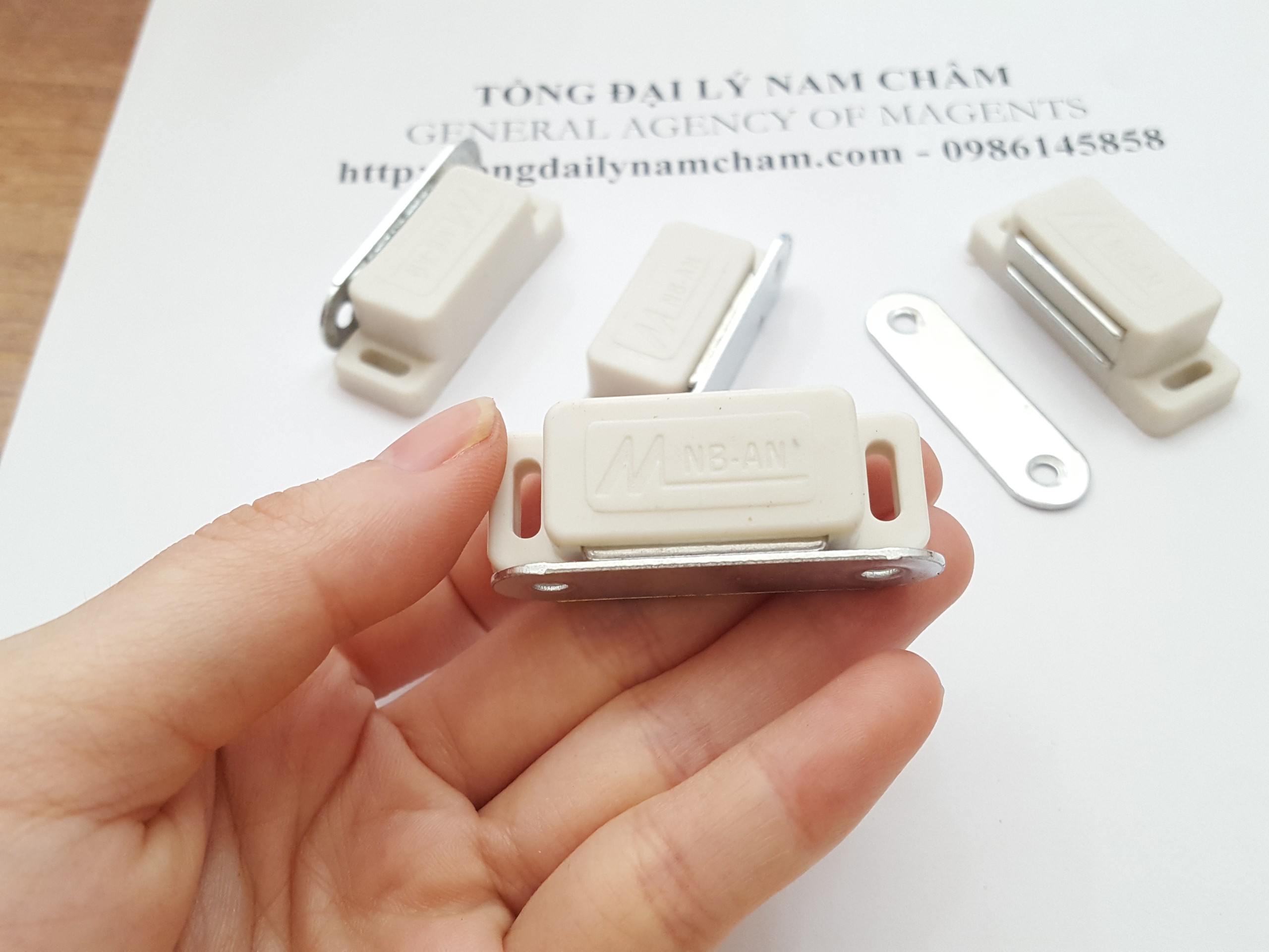 10 cái Hít cửa tủ nam châm trắng sứ nhỏ