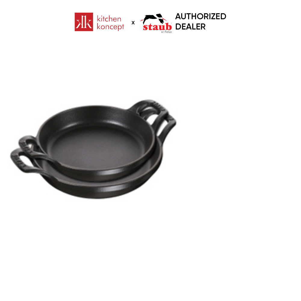 Staub - Khay tròn màu đen - 16cm, nổi bật với thiết kế đơn giản, thích hợp để nướng bánh, các món áp chảo hoặc để trưng bày trên bàn tiệc