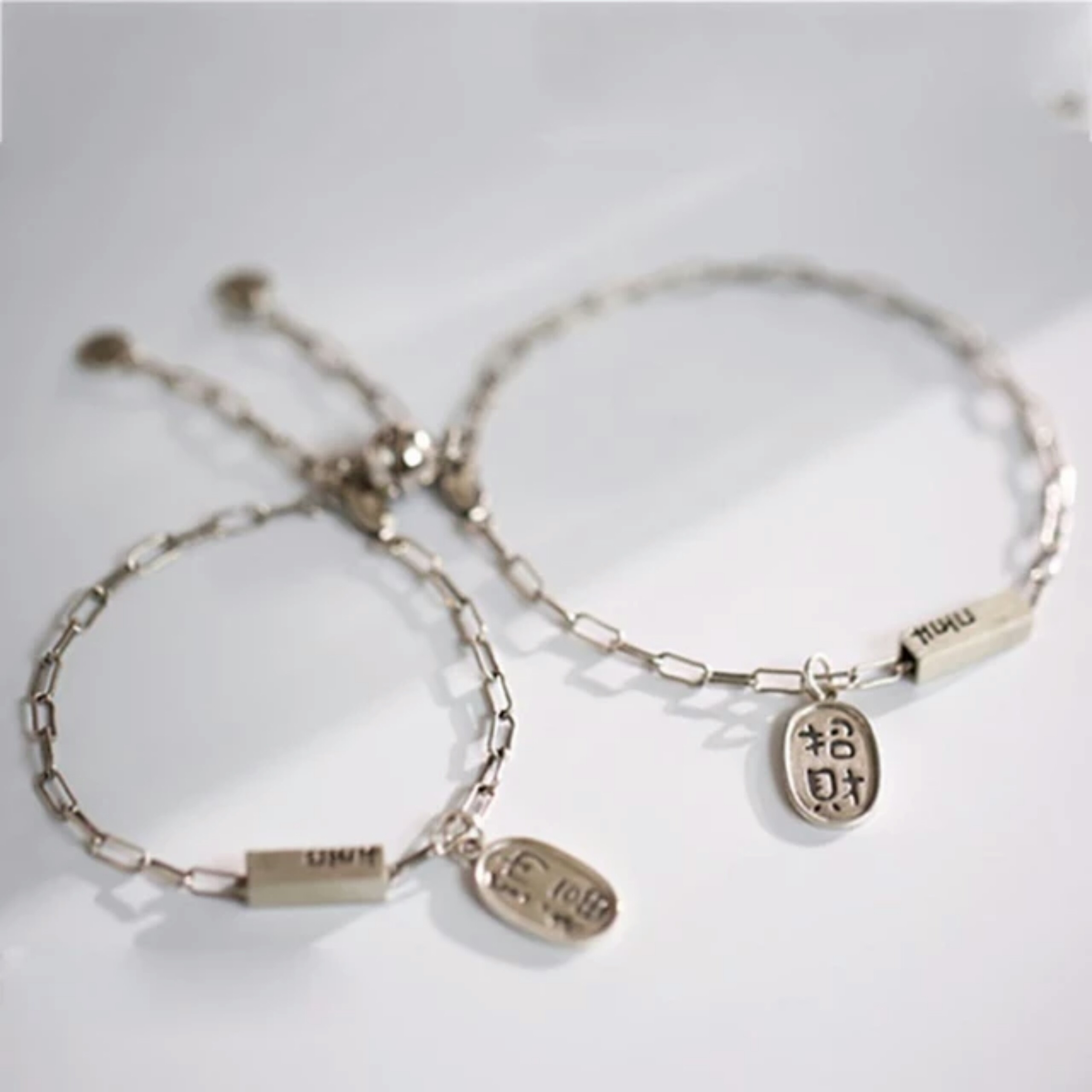 Vòng tay cặp đôi khắc chữ Song Hỷ mẫu mắt xích bằng hợp kim có nam châm hút nhau khi lại gần.