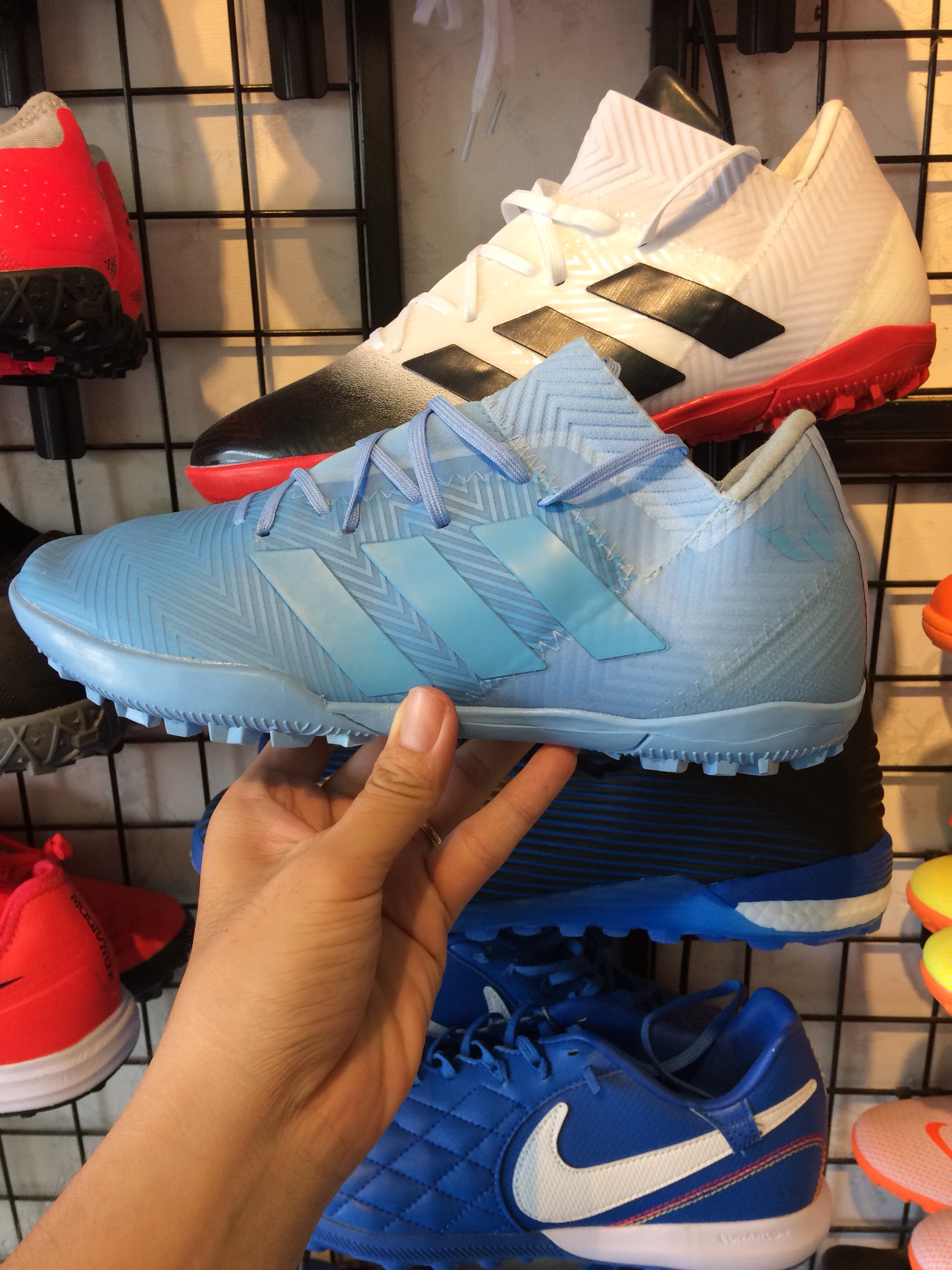 Giày đá bóng Nemeziz 18 xanh ngọc nhân tạo