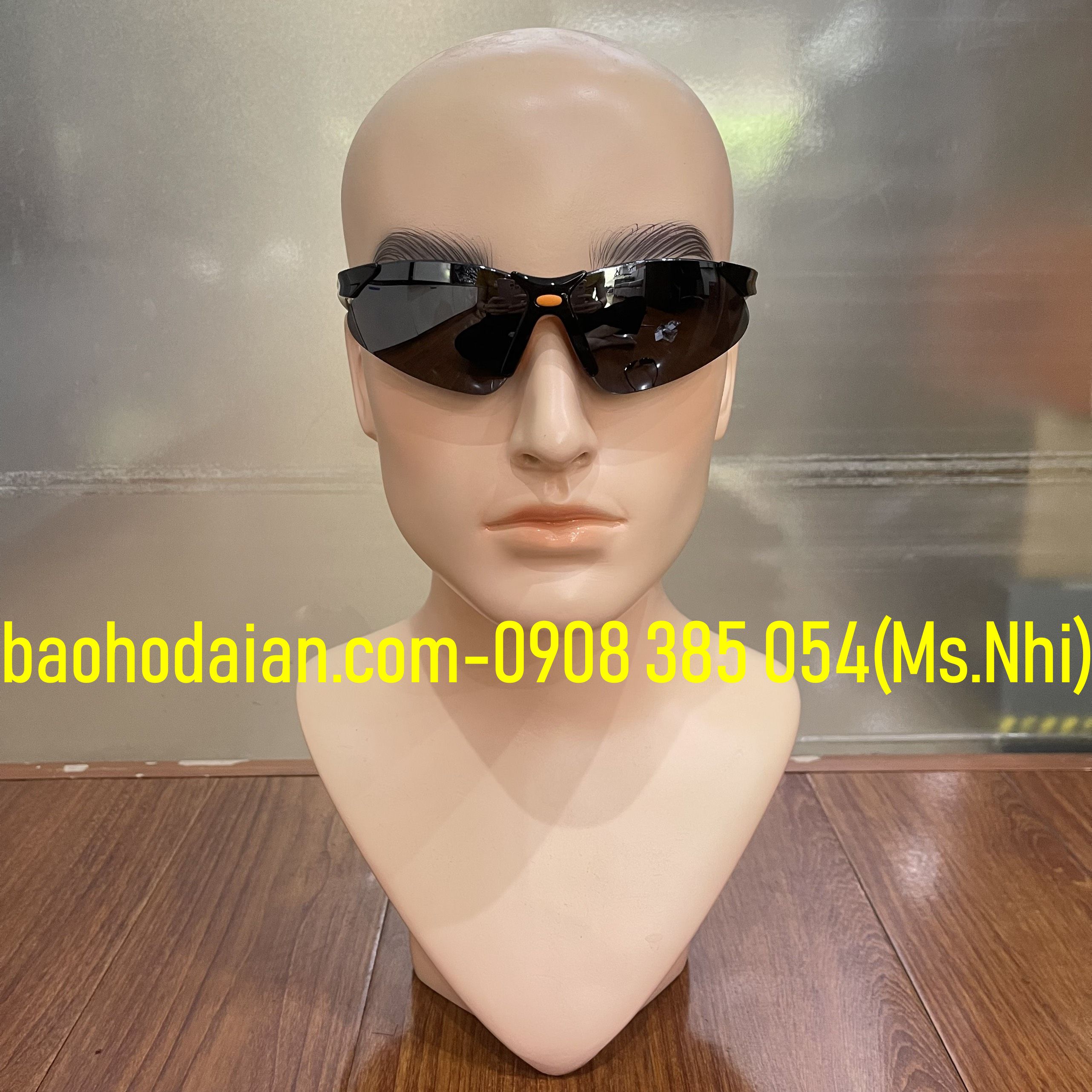 Kính bảo hộ chống động sương, chống tia uv bảo vệ mắt everest 304- hình thật