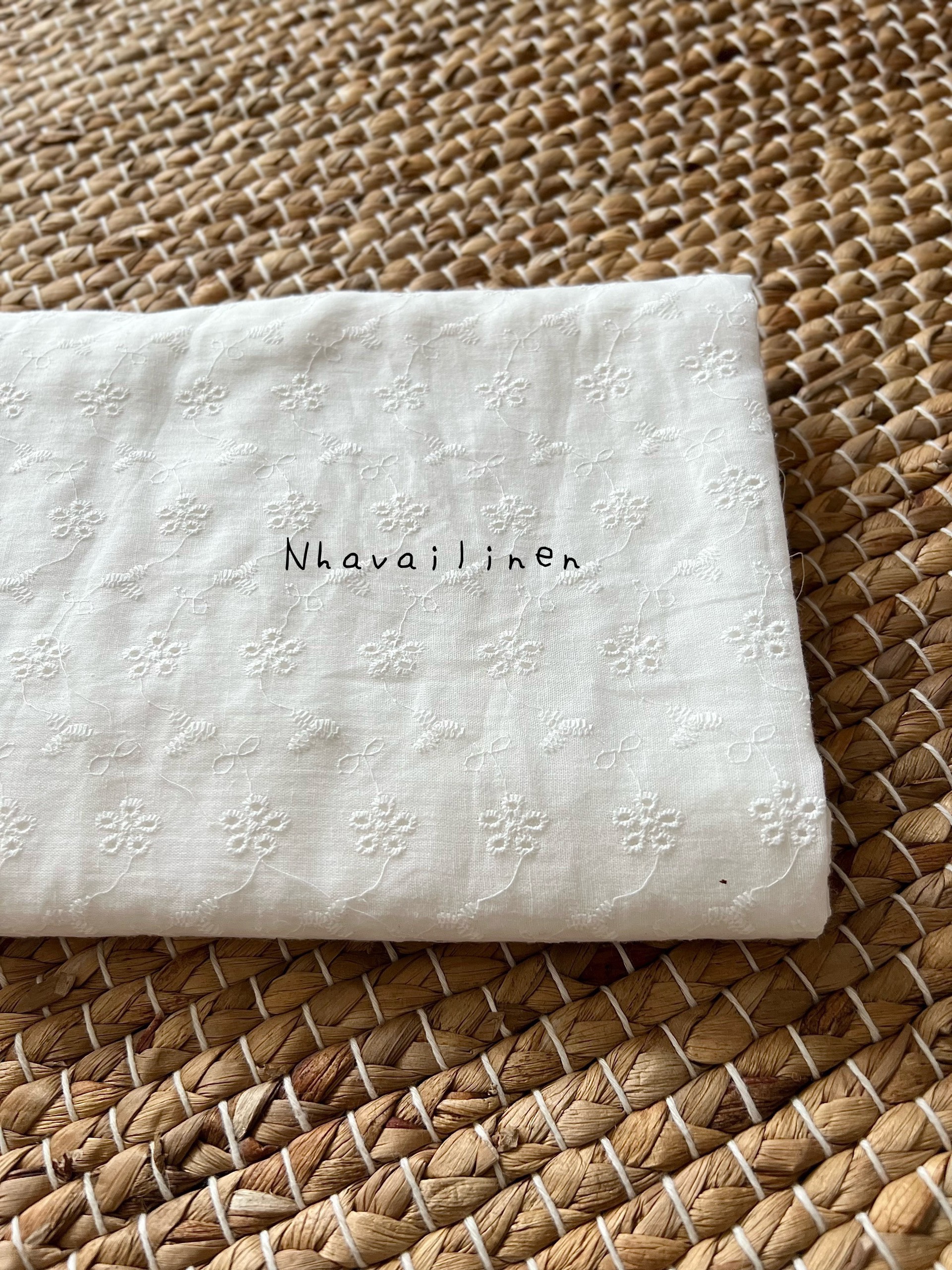 Vải họa tiết boi thêu hoa trắng - Nhà Vải Linen
