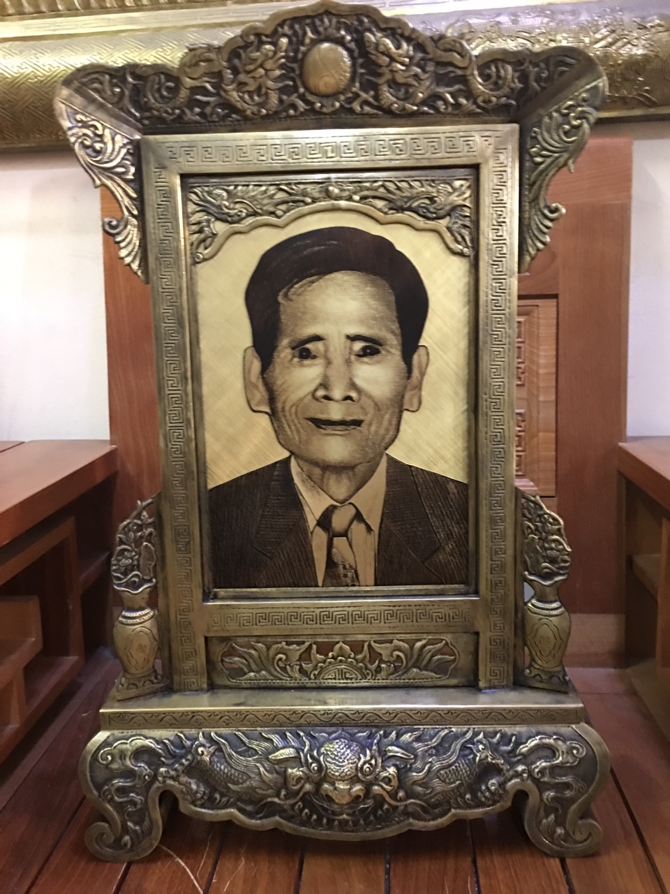 Khung ảnh thờ bằng đồng hun