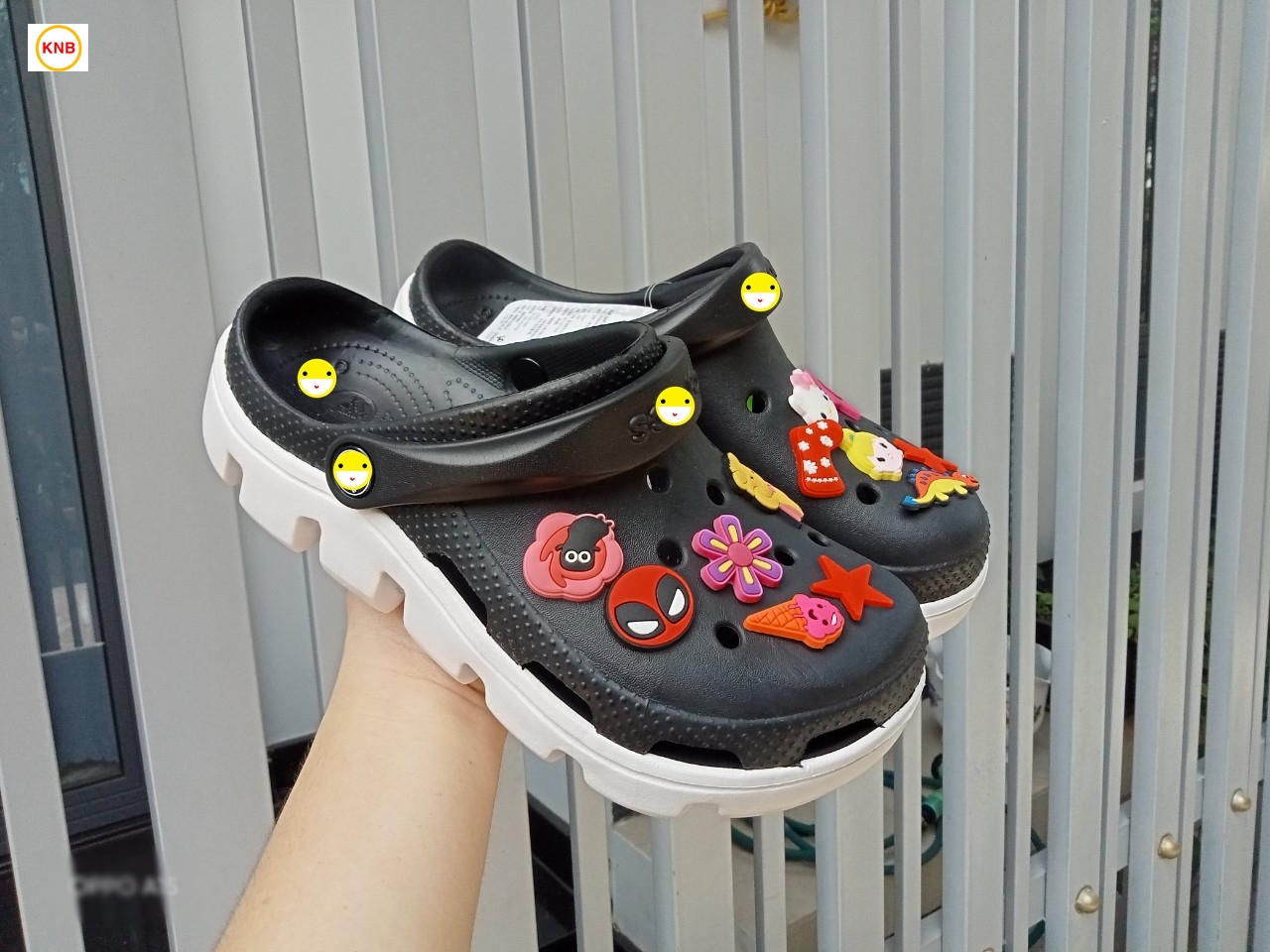 [Tặng hộp+12 Jitbitz] Dép crocs sục cross đen đế trắng quai ngang cá sấu nhựa cao cấp Tặng 12 sticker gắn siêu đẹp