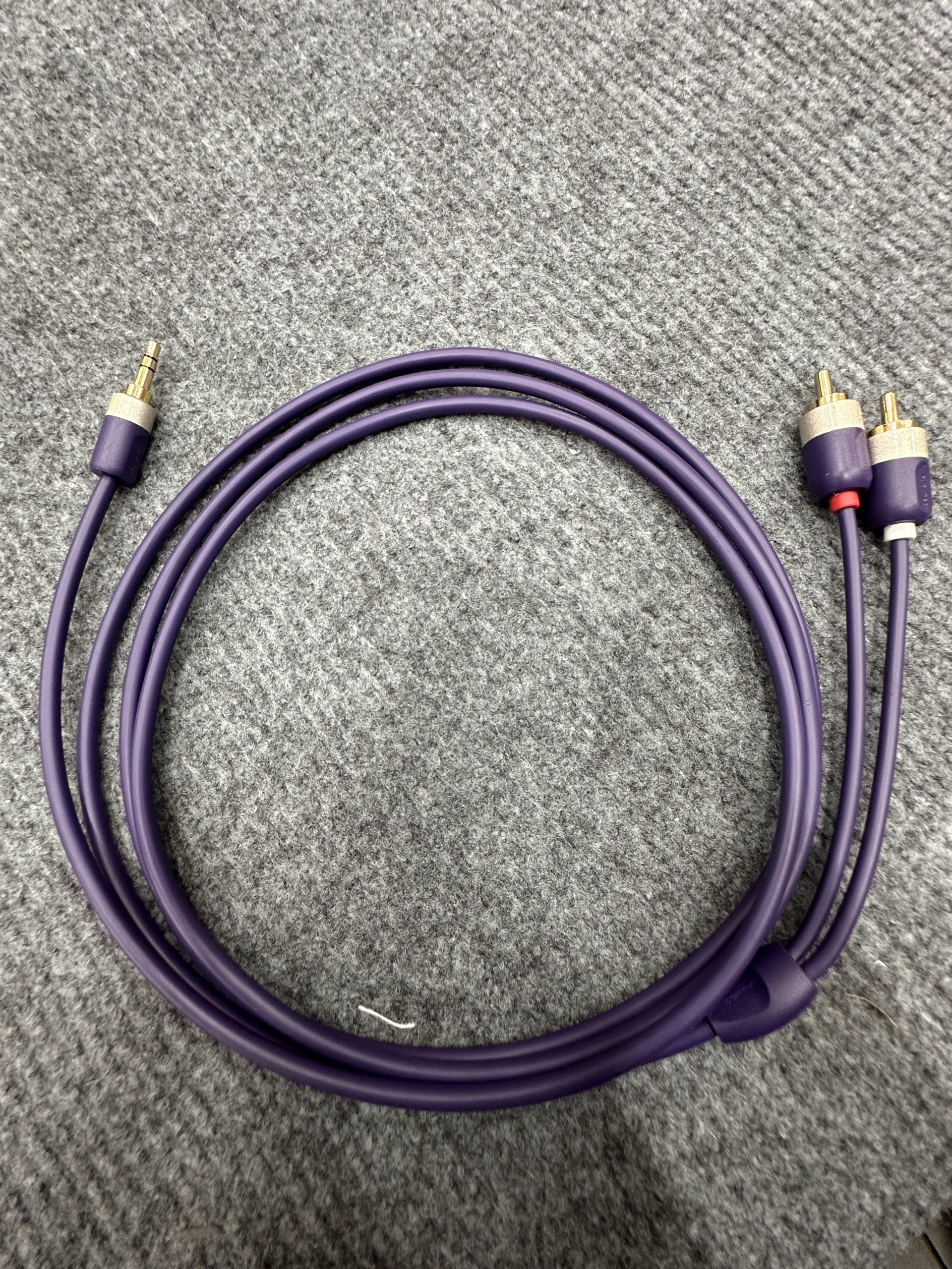 Dây 3.5mm ra 2 av furutech dài 1m8 -mạnh hoàng audio