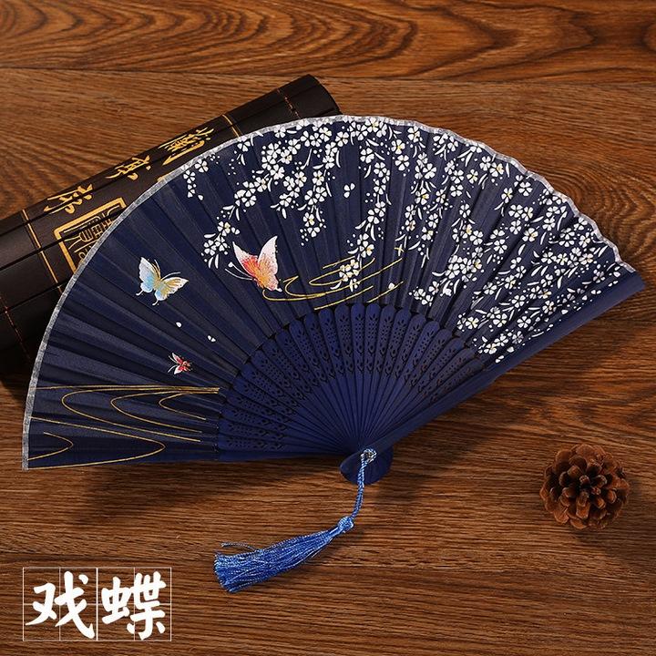 Quạt cổ phong dây tuyến nền xanh điệp cận Quạt xếp cầm tay phong cách Trung Quốc